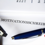 Anschreiben und Kugelschreiber