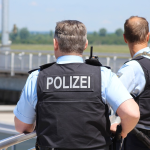 Zwei Polizisten, die etwas betrachten