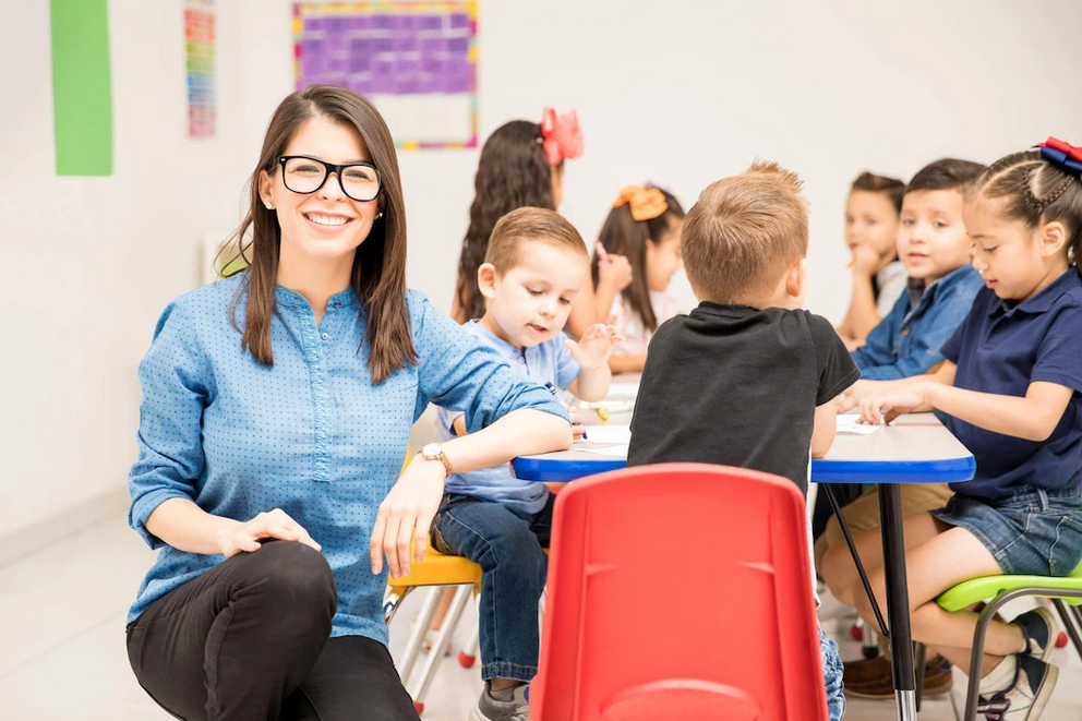 Kindergärtnerin mit Kindern