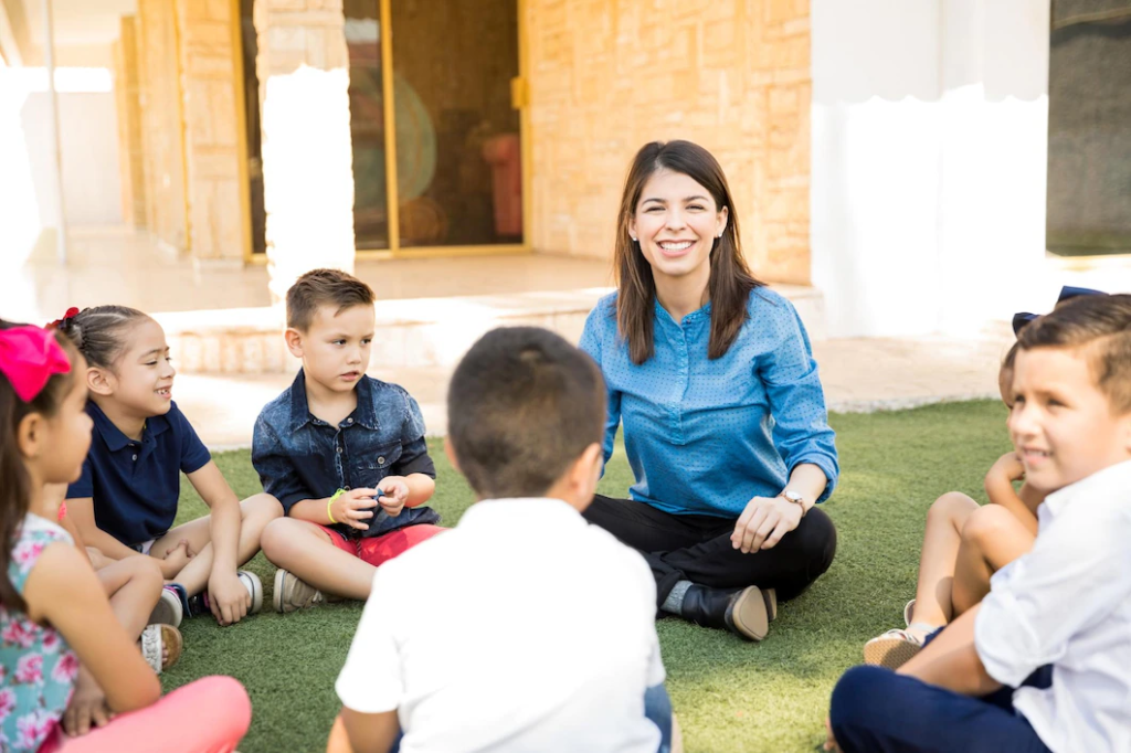 Kindergärtnerin mit Kindern. Kindergärtnerin Gehalt