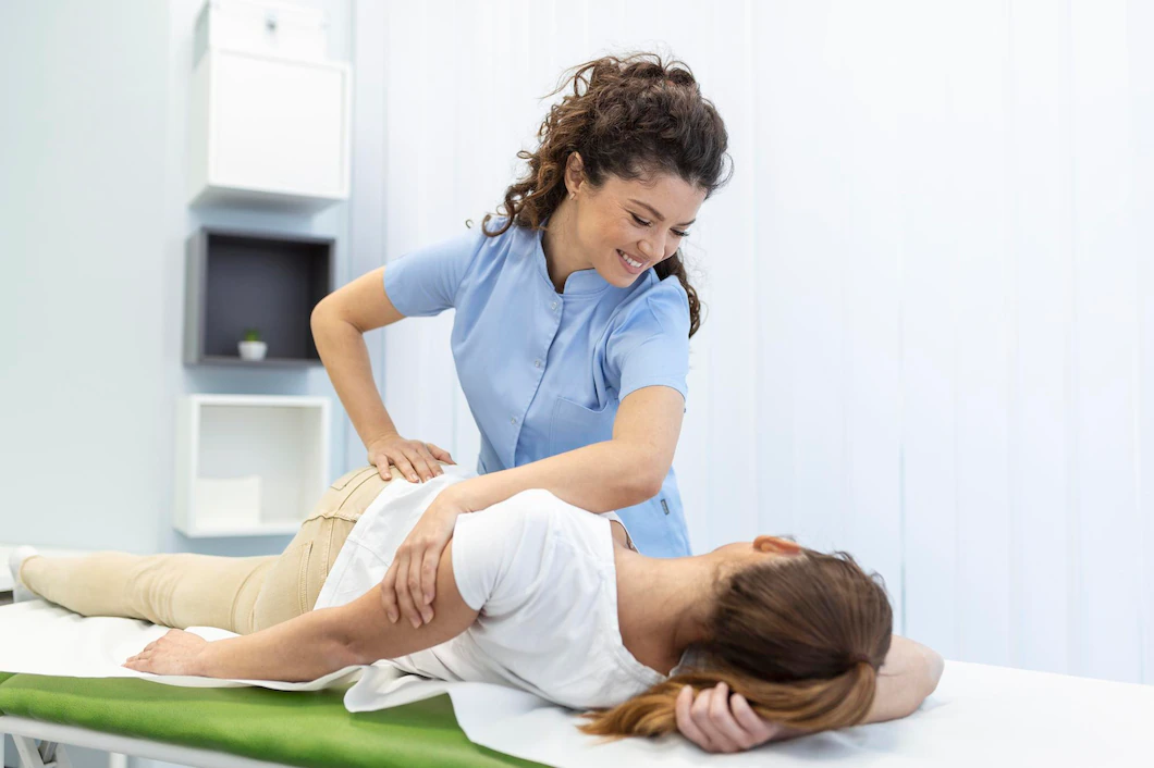 Physiotherapeut trainiert eine Person. Physiotherapeut Gehalt.