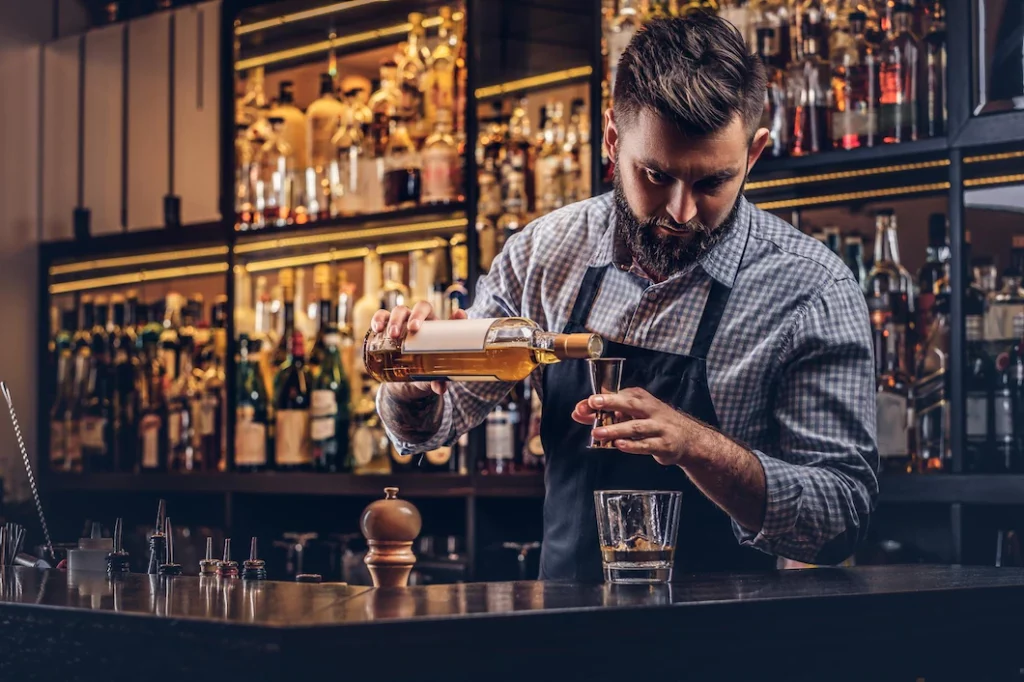 Barkeeper Gehalt Wie viel verdient er? GoWork DE Blog